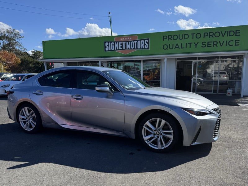 2021 Lexus IS 300h Hybrid! Radar!