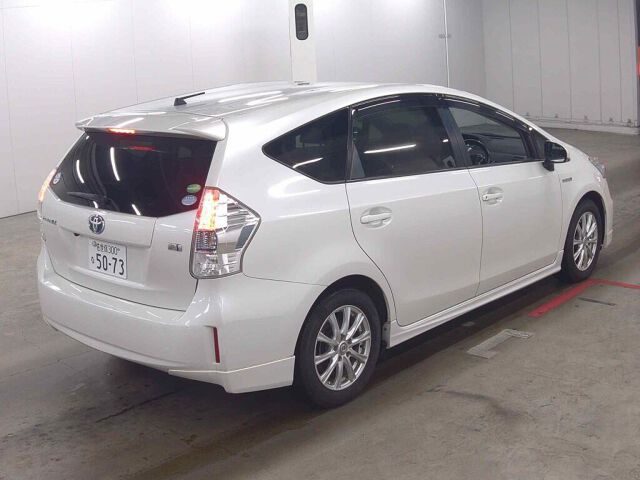 2014 Toyota Prius Alpha, photo 2