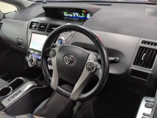 2014 Toyota Prius Alpha, photo 3