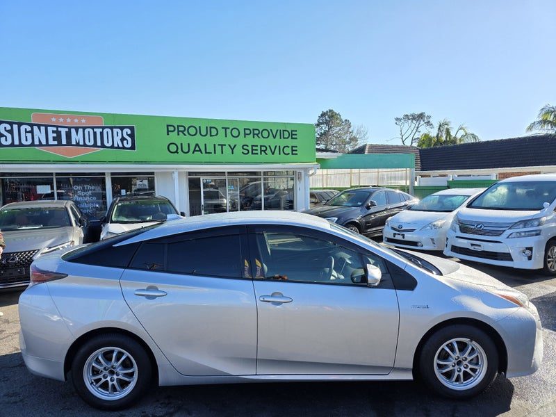 2017 Toyota Prius Hybrid! S! Radar!, photo 2