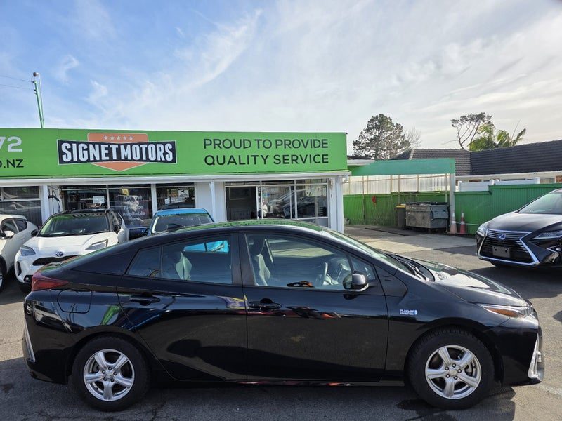 2022 Toyota Prius Hybrid PHV, S, R. Camera!, photo 2