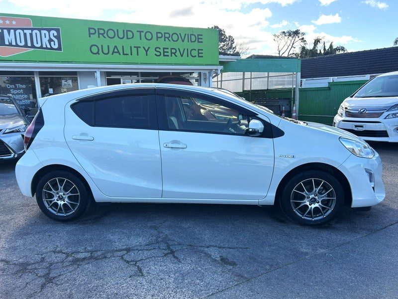2015 Toyota Aqua Hybrid! S! R. Camera