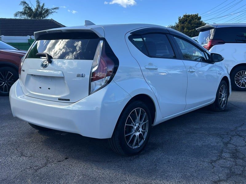 2015 Toyota Aqua Hybrid! S! R. Camera, photo 3