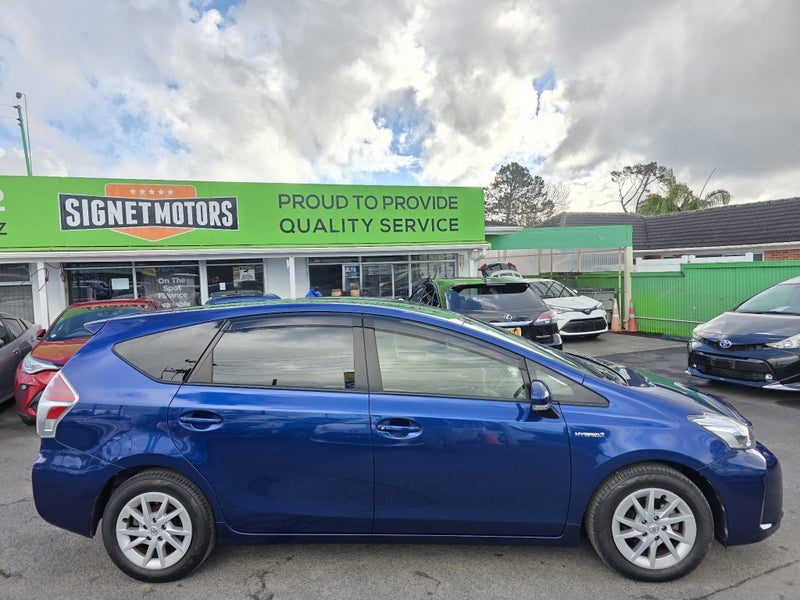2015 Toyota Prius Alpha S, Hybrid, photo 2
