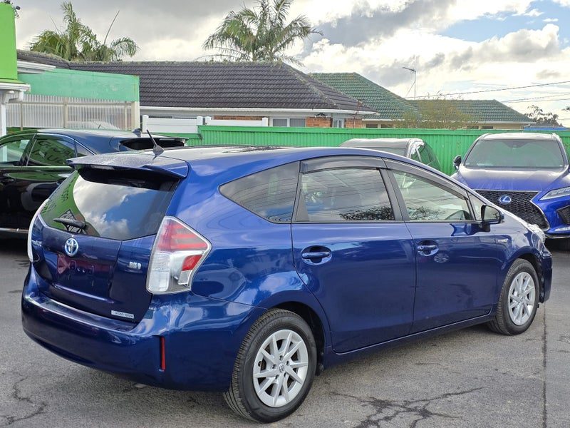 2015 Toyota Prius Alpha S, Hybrid, photo 3