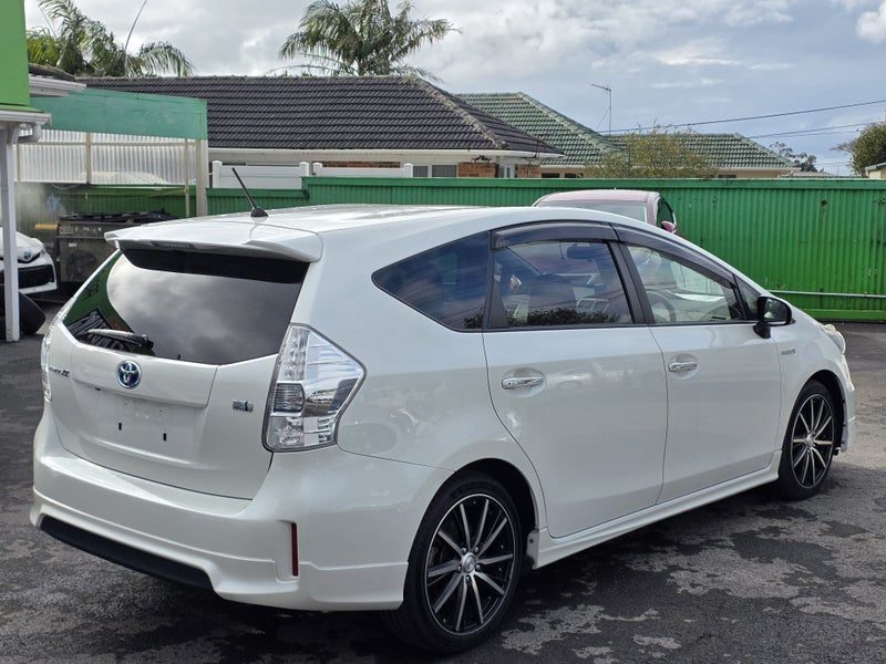 2014 Toyota Prius Alpha S, Hybrid, photo 3