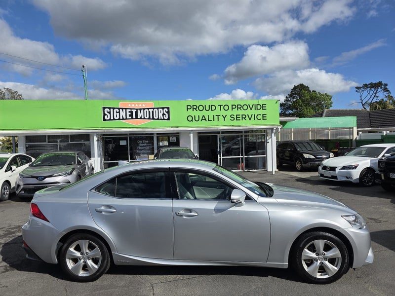 2015 Lexus IS 300h Hybrid, photo 2