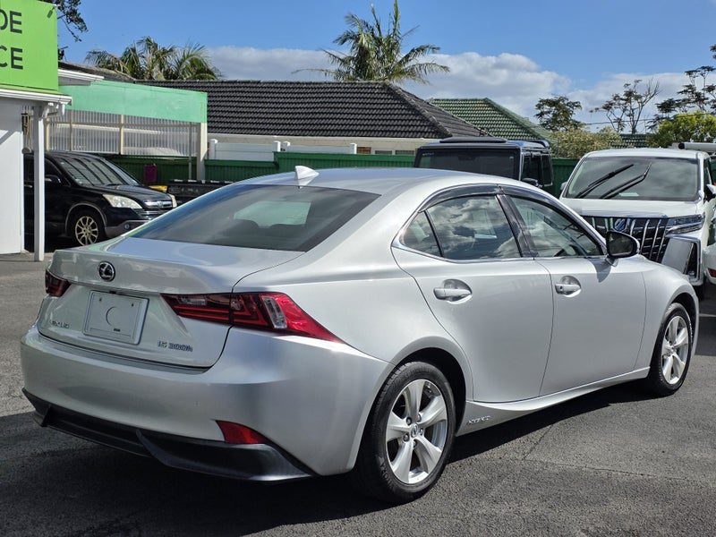 2015 Lexus IS 300h Hybrid, photo 3