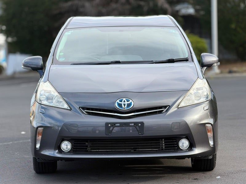 2013 Toyota Prius Alpha, photo 2