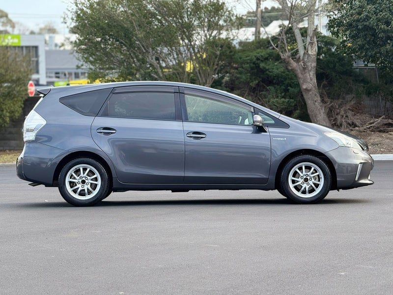 2013 Toyota Prius Alpha, photo 3