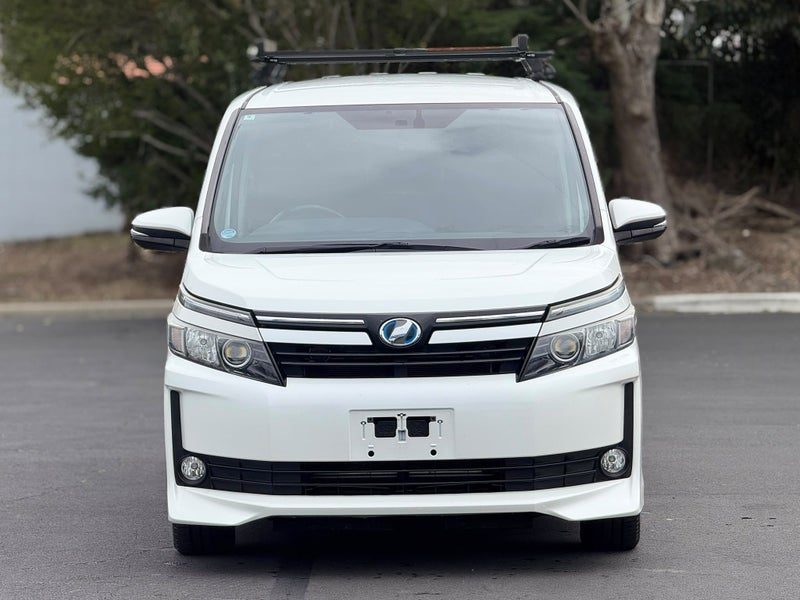 2014 Toyota Voxy V, photo 2