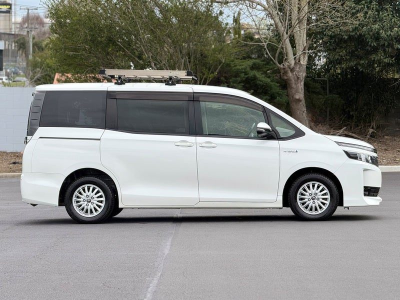 2014 Toyota Voxy V, photo 3
