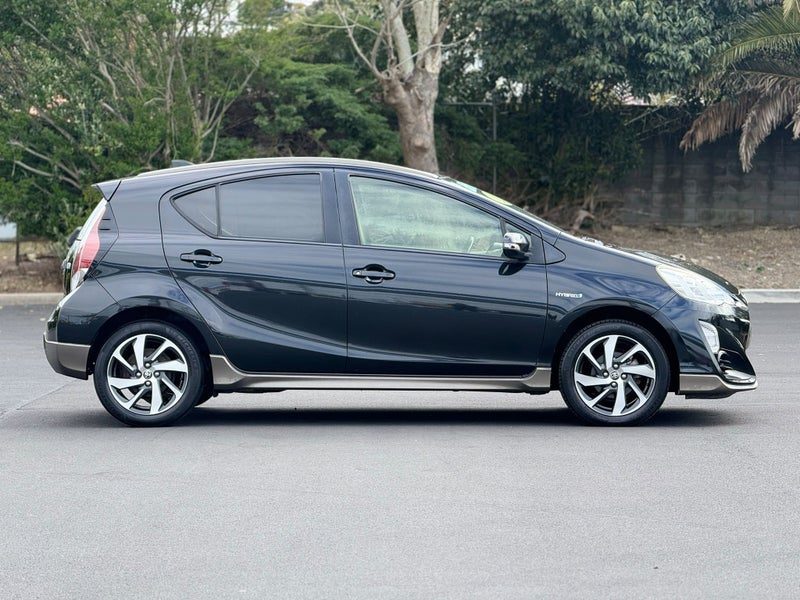 2015 Toyota Aqua X Urban, photo 3