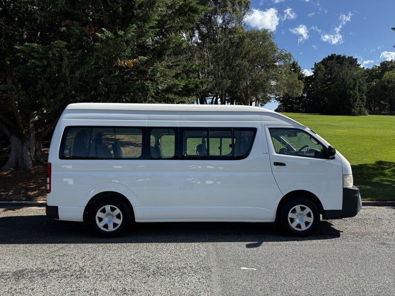 2010 Toyota Hiace ZX Minibus, photo 2