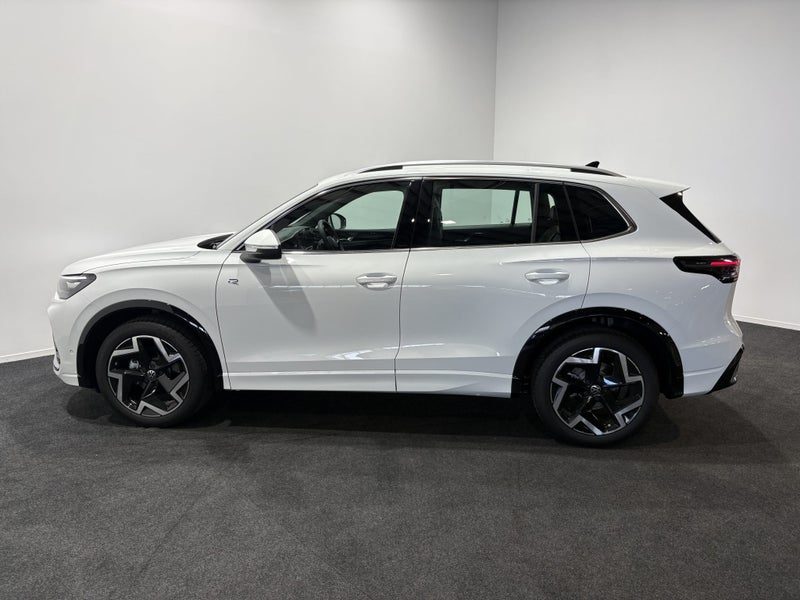 2026 Volkswagen Tiguan R-Line 2WD, photo 3
