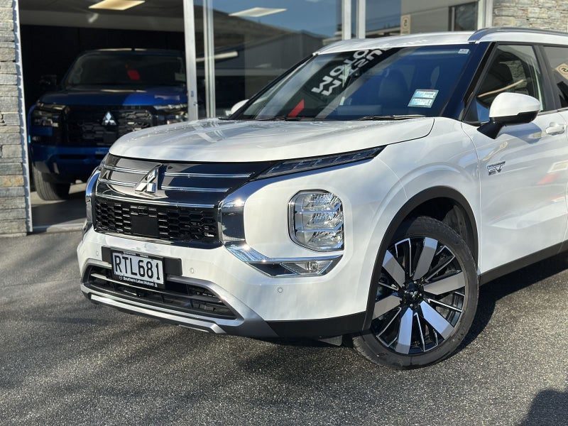 2026 Mitsubishi Outlander XLS PHEV AWD 7 Seater, photo 3
