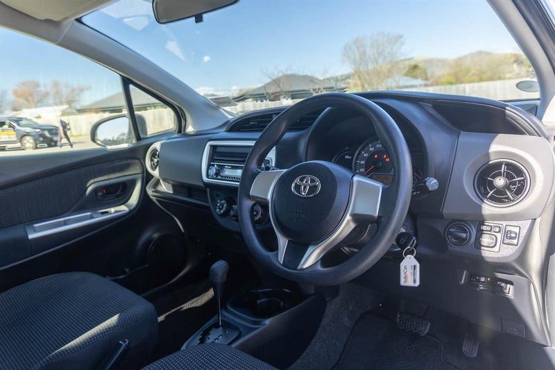 2015 Toyota Vitz, photo 2