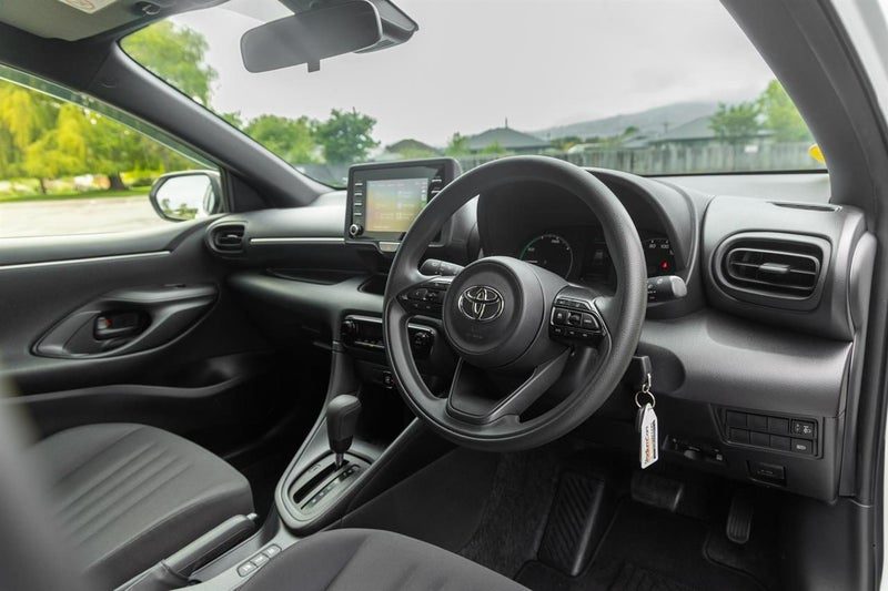 2021 Toyota Yaris Hybrid X, photo 2