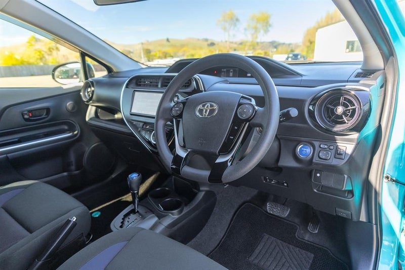 2017 Toyota Aqua S HYBRID, photo 2