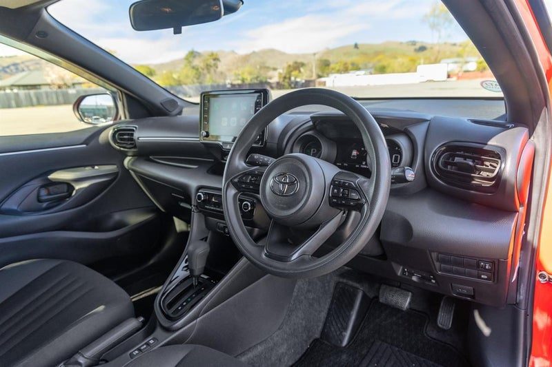 2020 Toyota Yaris Hybrid G, photo 2