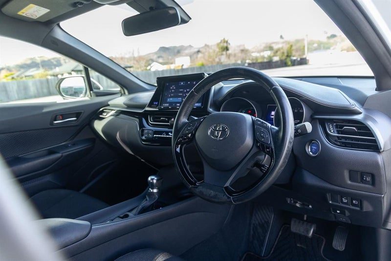 2017 Toyota C-HR (CHR) Hybrid S, photo 2