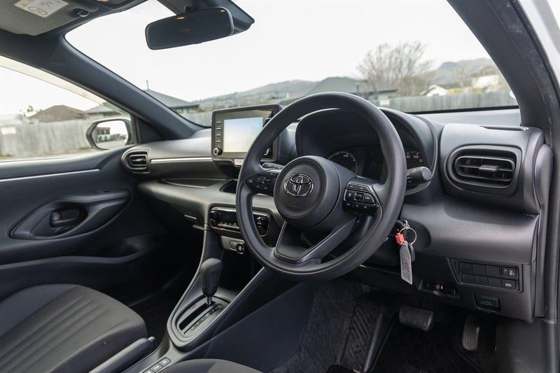 2021 Toyota Yaris Hybrid X, photo 2