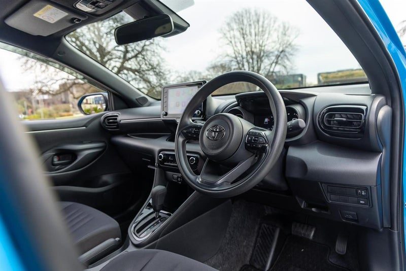 2022 Toyota Yaris Hybrid G, photo 2