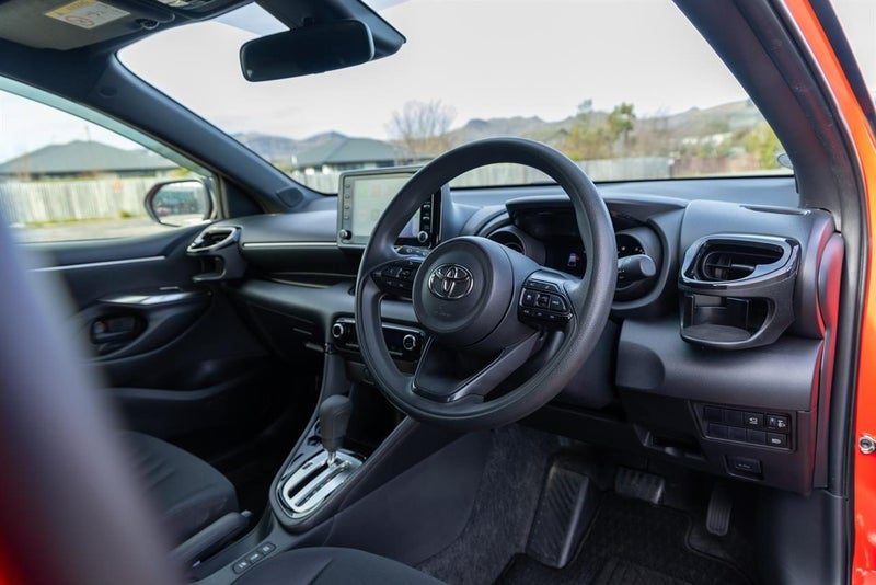 2021 Toyota Yaris Hybrid G, photo 2