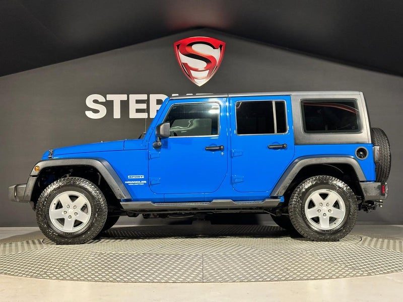 2011 Jeep Wrangler Unlimited 4WD, photo 2