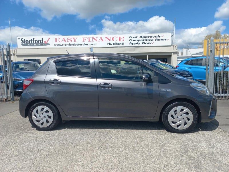 2017 Toyota Vitz HYBRID, photo 2