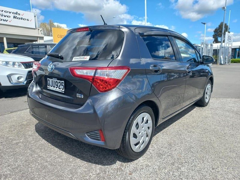 2017 Toyota Vitz HYBRID, photo 3