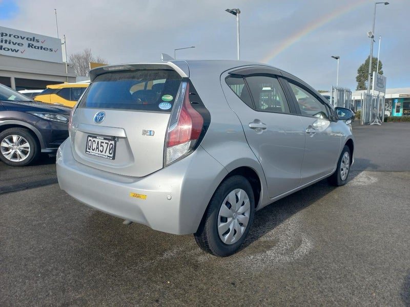 2017 Toyota Aqua, photo 3