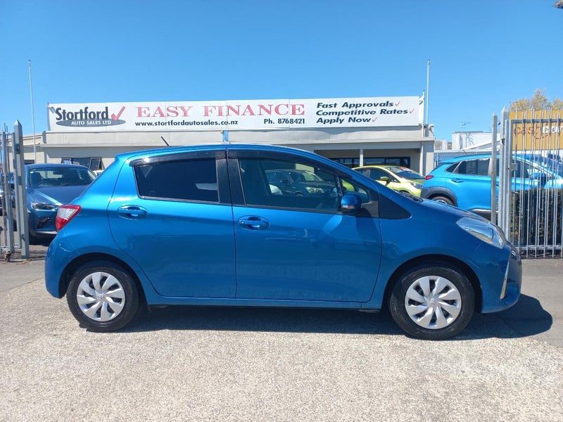 2017 Toyota Vitz, photo 2