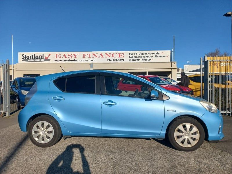 2013 Toyota Aqua HYBRID, photo 2