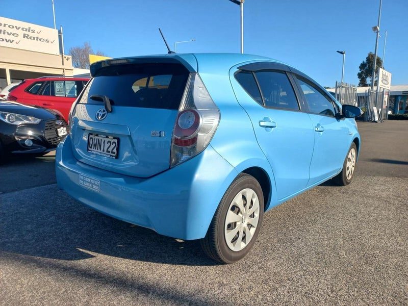 2013 Toyota Aqua HYBRID, photo 3