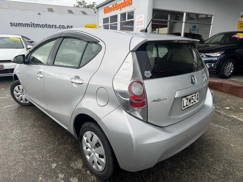 2013 Toyota Aqua, photo 2