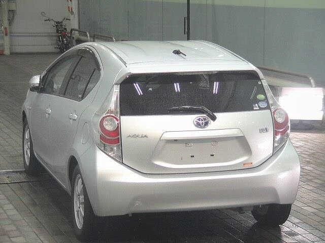 2013 Toyota Aqua S, photo 2