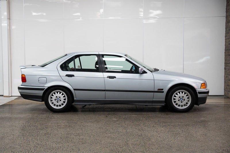 1993 BMW 325i, photo 2
