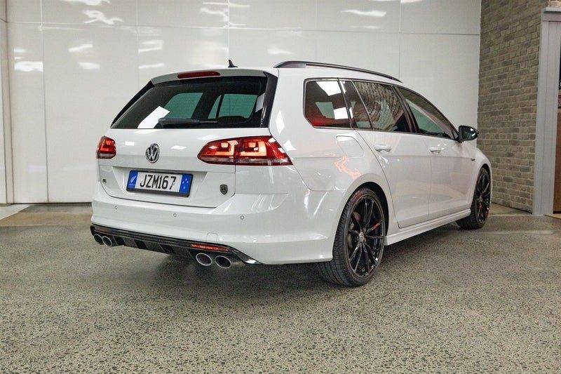 2016 Volkswagen Golf R Wolfsburg Edition, photo 2