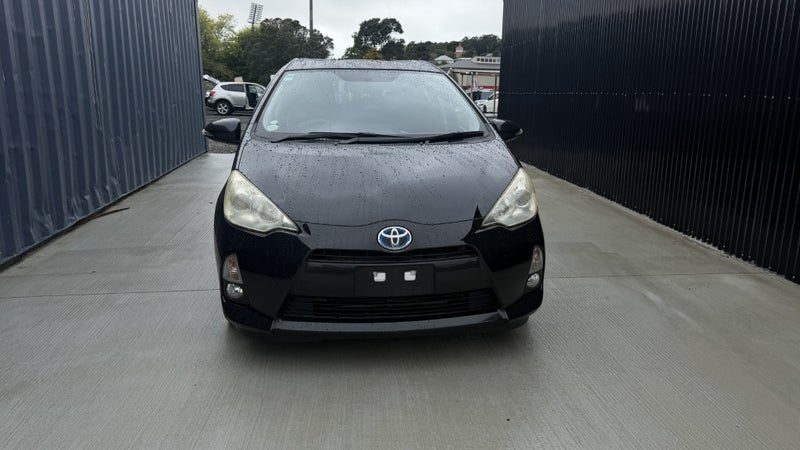 2013 Toyota Aqua Hybrid, photo 2