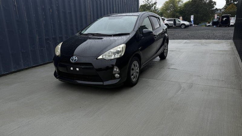 2013 Toyota Aqua Hybrid, photo 3