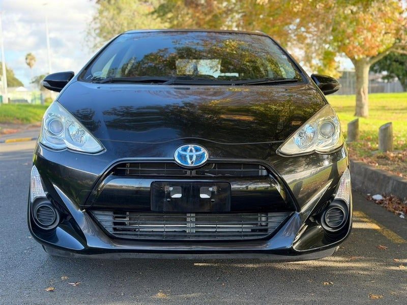 2015 Toyota Aqua Hybrid, Finance Available, photo 2