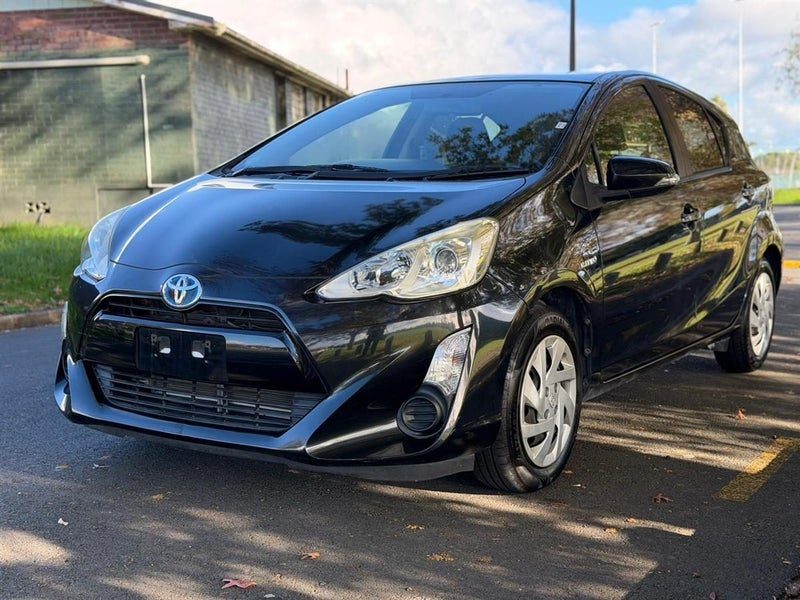 2015 Toyota Aqua Hybrid, Finance Available, photo 3