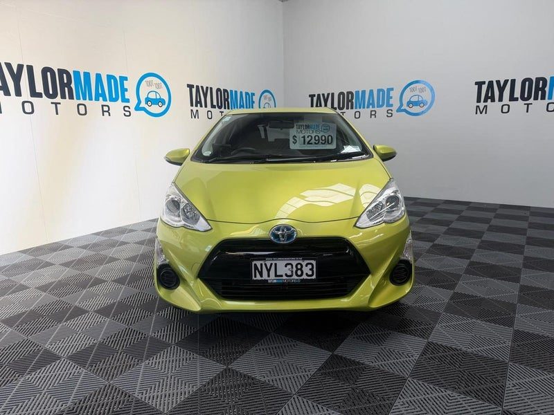 2015 Toyota Aqua, photo 2