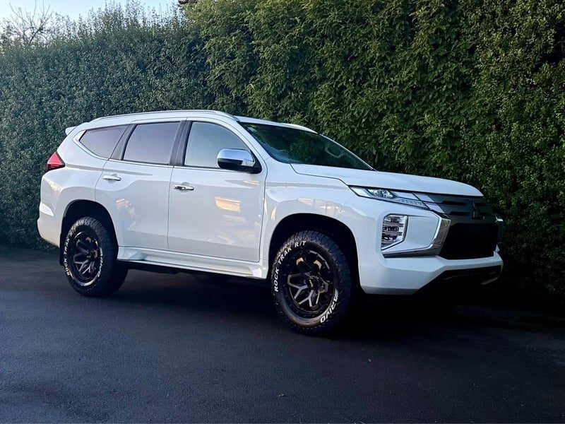 2022 Mitsubishi Pajero Sport, photo 2