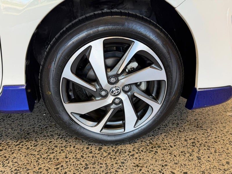 2014 Toyota Aqua HYBRID, photo 3