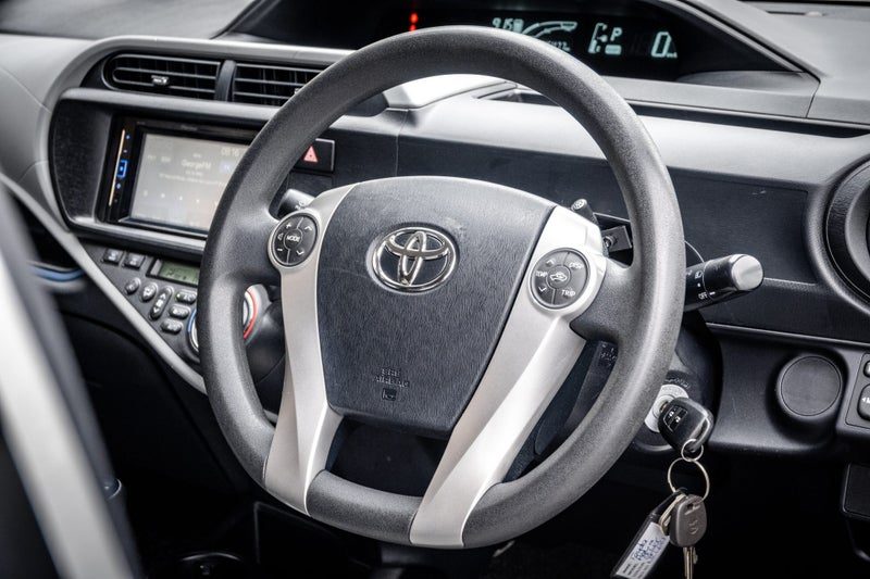 2013 Toyota Aqua S 1.5P Hybrid, photo 2