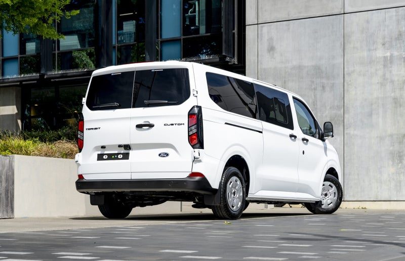2026 Ford Transit Kombi 320L Bus, photo 2