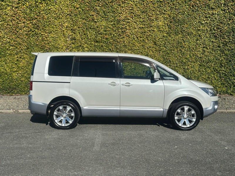 2012 Mitsubishi Delica, photo 2