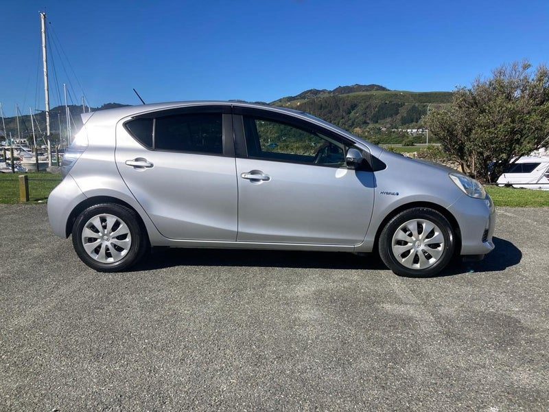 2012 Toyota Aqua S, photo 2